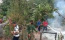 Rumah Warga Terbakar Babinsa Kodim 0311/Pessel Sigap Bantu Padamkan Api
