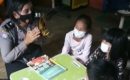 Polwan Ini Luangkan Waktu Mengajar Untuk Anak-anak Diwilayah Binaannya