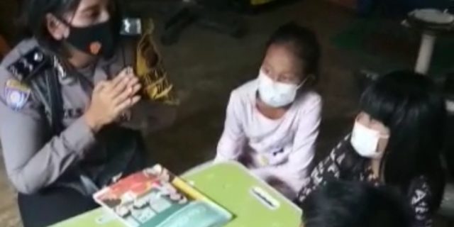 Polwan Ini Luangkan Waktu Mengajar Untuk Anak-anak Diwilayah Binaannya