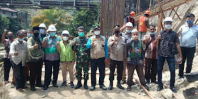Bangun Jembatan Sungai Lau Seruai, Warga Gelar Syukuran