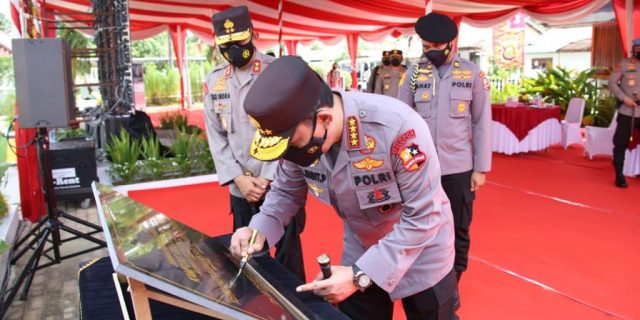 Kapolri Resmikan Kampung Tangguh dan Launching Aplikasi Polisi Dulur Kito