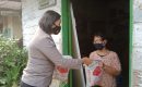 Prihatin Melihat Kondisi Pintu Rumah Juita, Polwan yang Satu Ini Langsung Memberikan Bantuan Untuk Memperbaiki