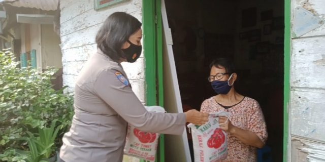 Prihatin Melihat Kondisi Pintu Rumah Juita, Polwan yang Satu Ini Langsung Memberikan Bantuan Untuk Memperbaiki
