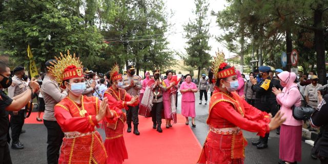 Tarian Daerah Sambut Kedatangan Irjen Pol Panca Putra Simanjuntak dan Istri di Mapoldasu