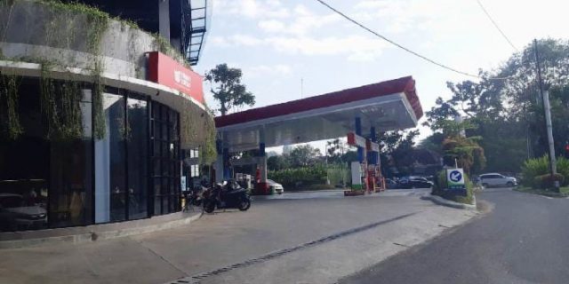 Keberadaan SPBU Simpang Sudirman Terlihat Indah Di Malam Hari,  Budi Driver Ojol Ucap Syukur