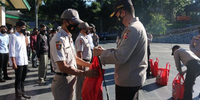 Ramadan Penuh Berkah, Resimen WSA Bagikan Paket Sembako Kepada PHL Setukpa Polri
