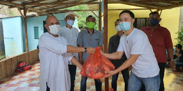 Ketua FWP Bagikan 500 Paket Sembako Kepada Masyarakat