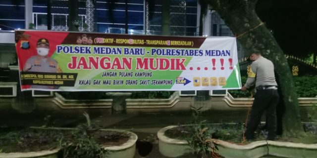 Polsek Medan Baru Pasang Spanduk Larangan Mudik