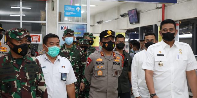 Kapoldasu, Pangdam I/BB dan Wali Kota Medan Tinjau Penerapan Prokes di Stasiun Kereta Api