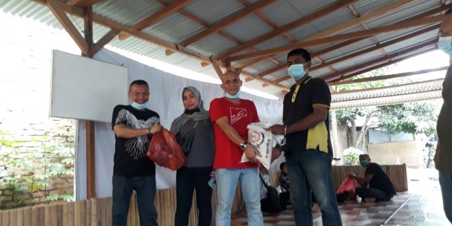 Ketua FWP Bagikan Bingkisan Lebaran Kepada Anggota