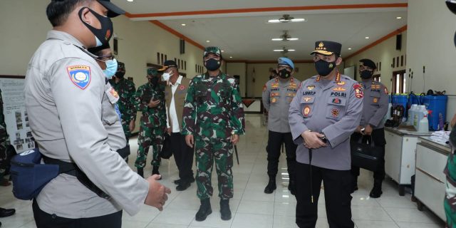 Kapolri Beri Tiket Sekolah Bhabinkamtibmas Usai Sidak PPKM Mikro di Kudus