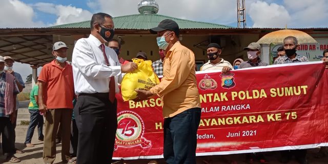 Sambut HUT Bhayangkara ke 75, Poldasu Bagikan Sembako Kepada Kelompok Tani HPPLKN