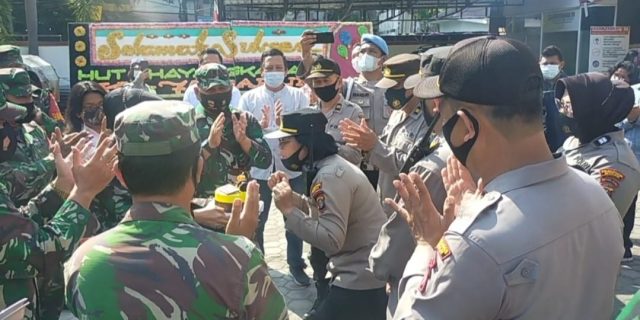 Danramil 01/MB dan Anggota Beri Kejutan di Mapolsek Medan Baru