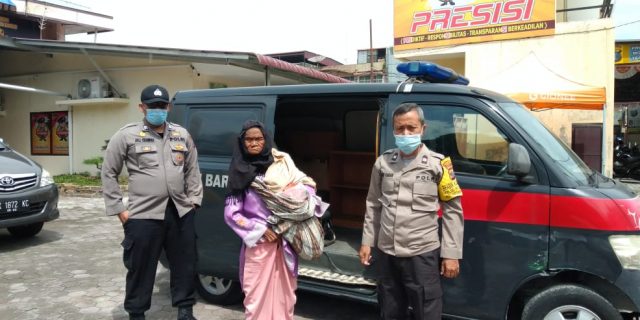 Tak Tau Jalan Pulang, Akhirnya Wanita Ini Diantar Petugas Polsek Medan Baru ke Rumah