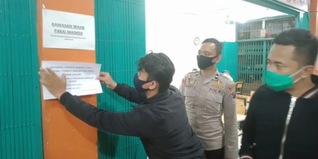 Polsek Medan Baru Tempel Himbauan PPKM Darurat Ditempat Usaha Kuliner