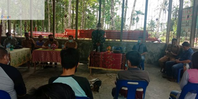 Danramil 07/Alasa Monitoring Penyaluran BLT Kepada Warga di Desa Banuasibohou III