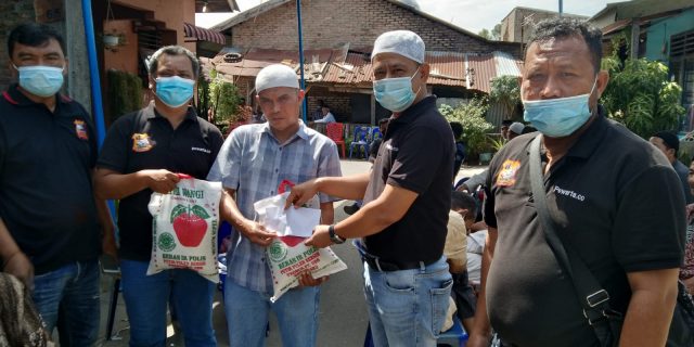Melayat ke Rumah Duka Ibunda Dedy Aprizal, Ketua Pewarta Berikan Santunan dan 2 Goni Beras