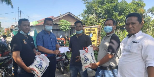 Ketua Pewarta Berikan Santunan dan Beras Kepada Keluarga Kemalangan
