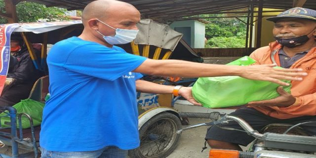 FWP dan Bhineka Grup Bagikan Sembako Kepada Tukang Becak