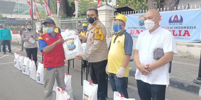 Kapolrestabes Medan Bersama Walubi Bagikan Bantuan Sembako Kepada Warga Terdampak PPKM Darurat
