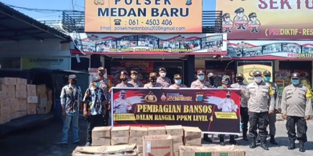 Polsek Medan Baru Bagikan Sembako dari Kapoldasu Kepada Warga Terdampak Covid 19