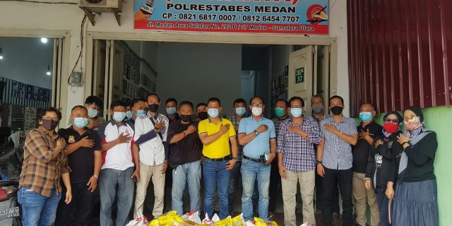 Ketua Pewarta Polrestabes Medan Bagikan Ratusan Paket Sembako Kepada Wartawan