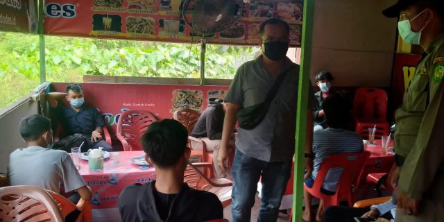 Petugas Gabungan Sampaikan Imbauan PPKM Level 4 Kepada Masyarakat Polonia