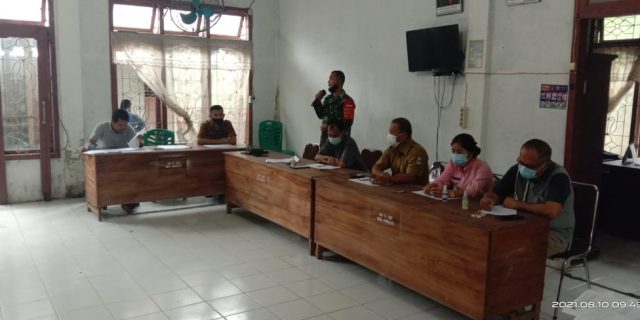 Dampingi Penyaluran BLT-DD, Babinsa Koramil 07/Alasa Terapkan Protokol Kesehatan