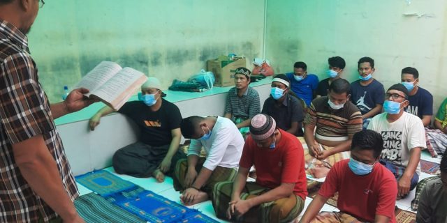 Tahanan Polsek Medan Baru Beragama Islam Melaksanakan Sholat Jumat Berjamaah