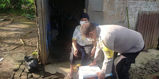 Polsek Medan Baru Bagikan Bansos dari Akpol 95 Kepada Warga Polonia