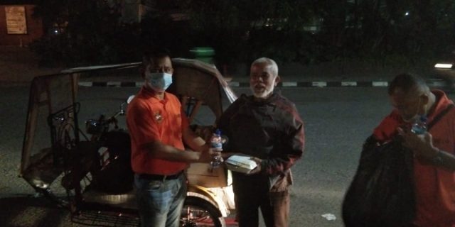 Genap Usia 44 Tahun, Sang Pejuang Sosial Berbagi Nasi Bungkus Kepada Tukang Becak di Medan