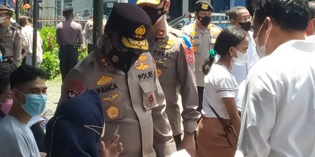 Plh Kapolsek Medan Baru Dampingi Kapolrestabes dan Kapolda Pantau Pelaksanaan Vaksinasi di Stadion Mini USU