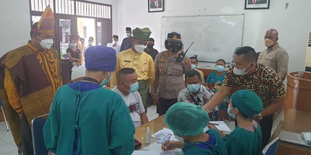 Polsek Medan Baru dan Dirut PD Pasar Adakan Vaksinasi Massal Kepada Pedagang