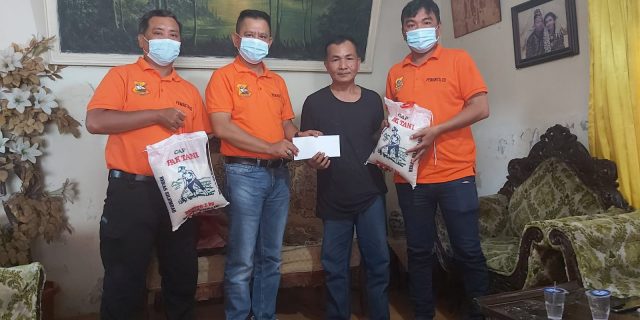 Ketua Pewarta Berikan Santunan dan Beras Kepada Keluarga Almarhumah Nursiah