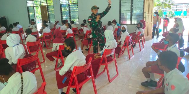 Tumbuhkan Rasa Cinta Tanah Air, TNI Ajarkan Nilai Luhur Pancasila Kepada Siswa SD di Papua