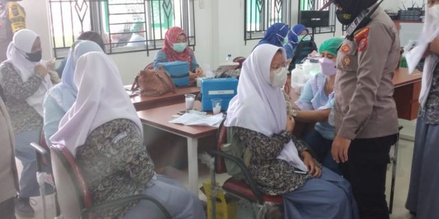 Polsek Patumbak Gelar Vaksin Massal di MAN 3 Medan