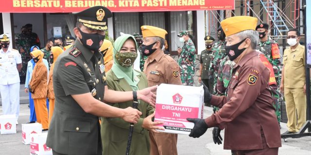 HUT Ke-76 TNI, Danrem 081/DSJ Bantu Para Veteran dan Warakawuri