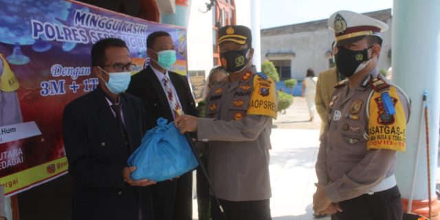 Kapolres Sergai Bagikan Paket Sembako kepada Jemaat Gereja HKBP Hapoltahan Nauli