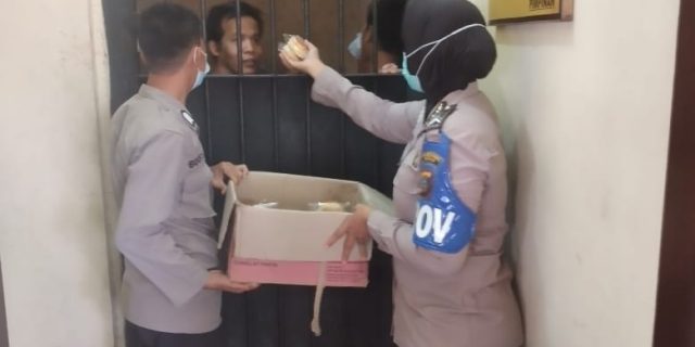 Tingkatkan Imun Tubuh, Polsek Medan Helvetia Berikan Makanan Tambahan Kepada Tahanan