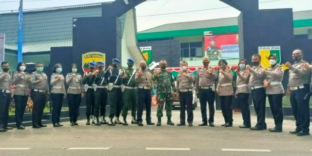 HUT TNI Ke-76, Kasat Lantas Polrestabes Medan Beri Kejutan Kepada Dandenpom I/5 Medan