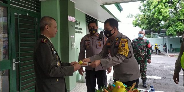 Kapolrestabes Medan Sampaikan Ucapan HUT TNI ke-76 Kepada Dandim 0201/Medan