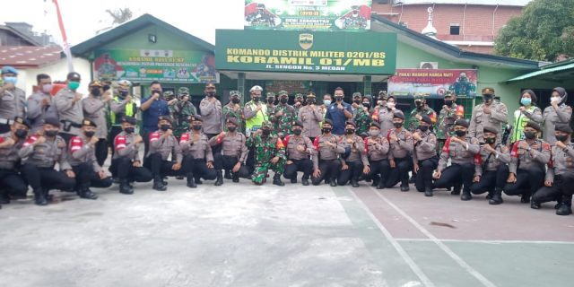 HUT TNI Ke-76, Polsek Medan Baru Berikan Suprise Kepada Koramil 05/MB