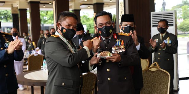 Kapoldasu Berikan Kejutan Kepada Pangdam l/BB di HUT TNI ke-76