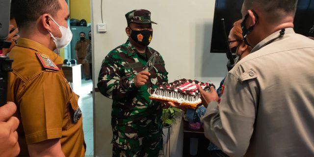 HUT TNI Ke-76, Danramil Medan Timur Dapat Surprise Dari Camat Dan Kapolsek