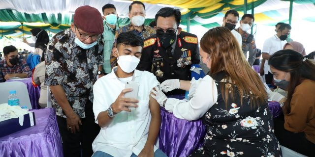 Kapoldasu Tinjau Vaksinasi Massal di Kampus Pasca Sarjana UMSU