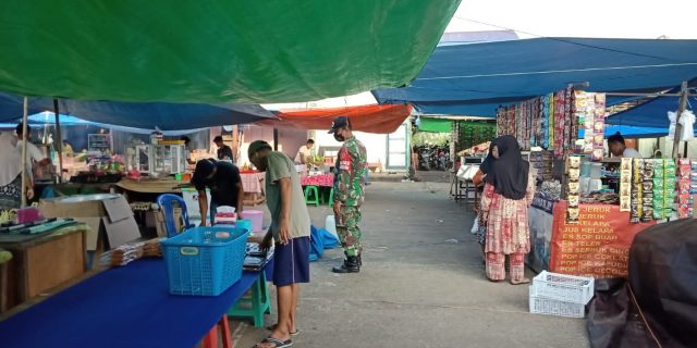 Himbau Warganya Patuhi Prokes, Serda Srihadi Menyisir Aktivitas Pedagang Pasar Mingguan