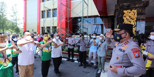 Penuh Rasa Bangga, Kapoldasu Sambut Atlet Wushu Borong 5 Emas PON 2021