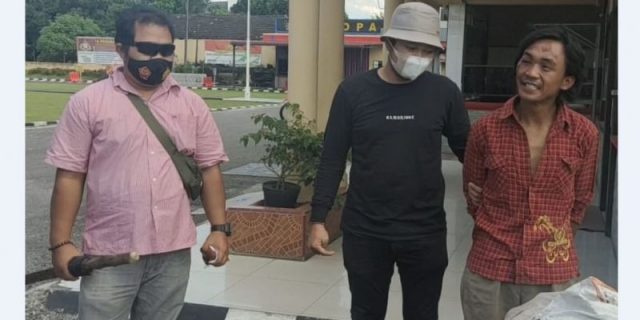 Kejar Polisi Pakai Klewang, Pemulung Ini Dihajar Massa