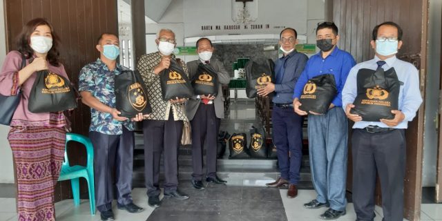 Forkom Warkop Poldasu Salurkan Bantuan Kabareksim Kepada Pengurus Gereja GKPS Resort Teladan