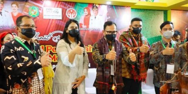 Pengunjung Antusias Melihat Stand Pemko Medan Yang Berkolaborasi Dengan Dekranasda Kota Medan